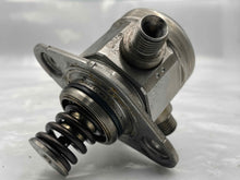 Load image into Gallery viewer, FUEL PUMP 550i 550i Gt 650i 750 HYBRID 750i 750il Active 7 Alpina 08-15 - NW449352