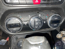 Load image into Gallery viewer, Temperature Controls Jeep Renegade 2016 - NW570492