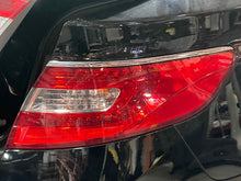 Load image into Gallery viewer, OUTER TAIL LIGHT LAMP Hyundai Azera 12 13 14 15 16 17 Right - NW601064
