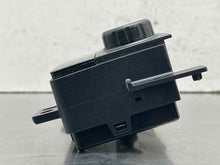 Load image into Gallery viewer, Temperature Controls GMC Yukon 2015 - NW615729