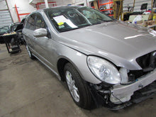 Load image into Gallery viewer, FRONT DOOR WINDOW REGULATOR R320 R350 R500 R63 2006-2013 Right - 823877