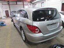 Load image into Gallery viewer, FRONT DOOR WINDOW REGULATOR R320 R350 R500 R63 2006-2013 Right - 823877