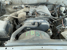 Load image into Gallery viewer, FRONT DOOR GLASS Toyota Tundra 00 01 02 03 04 05 06 Left - 1369084