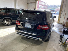 Load image into Gallery viewer, JACK Mercedes-Benz ML350 ML450 ML550 ML63 2013 13 - 1339643