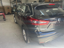 Load image into Gallery viewer, AIR CLEANER BOX Nissan Rogue Sport 17 18 19 20 21 22 - DG157074