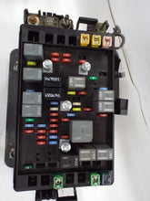 Load image into Gallery viewer, Fuse Box GMC Envoy 2005 - MRK463902