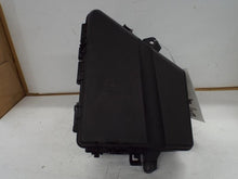 Load image into Gallery viewer, Fuse Box Cadillac CTS 2006 - MRK465039