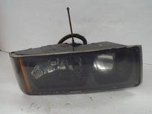 Load image into Gallery viewer, HEADLIGHT LAMP ASSEMBLY Avalanche 1500 Avalanche 2500 02-05 Right - MRK469567