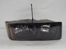 Load image into Gallery viewer, HEADLIGHT LAMP ASSEMBLY Avalanche 1500 Avalanche 2500 02-05 Right - MRK469568