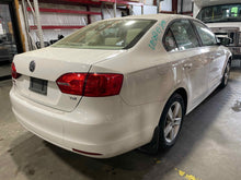 Load image into Gallery viewer, AIR CLEANER BOX Volkswagen Jetta 09 10 11 12 13 14 - NW624452
