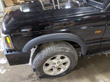 Load image into Gallery viewer, FENDER Land Rover Discovery 99 00 01 02 03 04 Left - NW252937