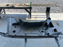 Load image into Gallery viewer, FRONT FENDER Avalanche 1500 Suburban 1500 Suburban 2500 Tahoe 07-14 Left - NW252514