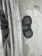 Load image into Gallery viewer, WHEEL CC 2009 09 2010 10 2011 11 2012 12 17x8 10 Spoke - NW454506