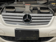 Load image into Gallery viewer, GRILLE Mercedes-Benz C230 C240 C320 C55 2005 05 - NW539732
