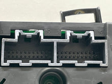 Load image into Gallery viewer, SPEEDOMETER CLUSTER Volkswagen Routan 2009 09 2010 10 - NW162249