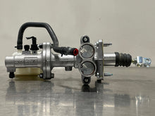 Load image into Gallery viewer, Brake Master Cylinder Hyundai Sonata 2013 - NW416977