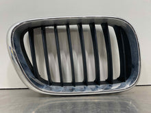 Load image into Gallery viewer, GRILLE BMW X5 2000 00 2001 01 2002 02 2003 03 Upper Right - NW98313