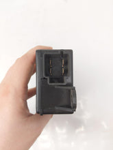 Load image into Gallery viewer, SUSPENSION CONTROL MODULE COMPUTER Vanden Pl XJ8 XJ8L XJR 03-05 - NW33092