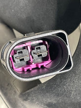 Load image into Gallery viewer, RADIATOR FAN ASSEMBLY Passat 2001 01 02 03 04 05 - NW63634