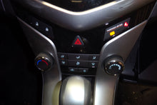 Load image into Gallery viewer, TEMPERATURE CONTROLS Chevrolet Cruze Orlando 12 13 14 15 16 - NW98967