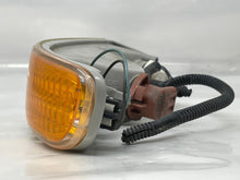 Load image into Gallery viewer, PARKLAMP Sierra 1500 3500 2500 Yukon 1999 99 00 01 02 03 04 05 06 07 Left - NW81552