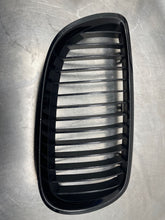 Load image into Gallery viewer, GRILLE BMW 328i 335i M3 2007 07 2008 08 2009 09 2010 10 Right - NW98157
