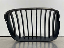Load image into Gallery viewer, GRILLE BMW 528i 540i 1997 97 1998 98 1999 99 2000 00 Upper Left - NW98183