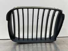 Load image into Gallery viewer, GRILLE BMW 528i 540i 1997 97 1998 98 1999 99 2000 00 Upper Right - NW98184