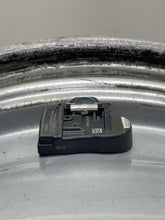 Load image into Gallery viewer, WHEEL LR3 2005 05 2006 06 2007 07 18x8 5 Spoke - NW200913