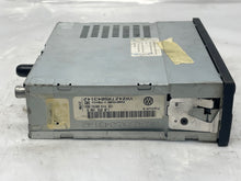 Load image into Gallery viewer, RADIO VW GOLF JETTA PASSAT 2001 01 02 03 04 05 AM FM CD - NW262050