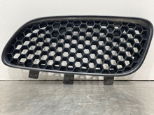 Load image into Gallery viewer, GRILLE Pontiac Grand Prix 97 98 99 00 01 02 03 Left - NW270695