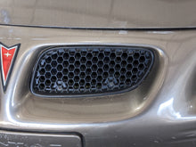 Load image into Gallery viewer, GRILLE Pontiac Grand Prix 97 98 99 00 01 02 03 Left - NW270695