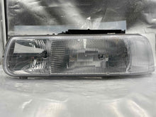 Load image into Gallery viewer, HEADLIGHT LAMP ASSEMBLY Silverado 1500 Pickup Silverado 2500 99-06 Right - NW289422