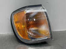 Load image into Gallery viewer, PARKLAMP Nissan pathfinder 1999 99 00 01 02 03 04 Right - NW319987