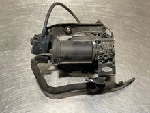 Load image into Gallery viewer, Suspension Air Compressor Pump Lincoln Navigator 2003 - NW8327