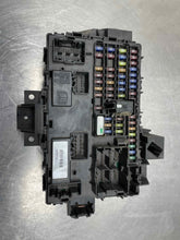 Load image into Gallery viewer, Fuse Box Lincoln Navigator 2016 - NW283177