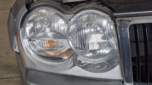 Load image into Gallery viewer, HEADLIGHT LAMP ASSEMBLY Jeep Grand Cherokee 05 06 07 Right - NW385391