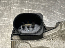 Load image into Gallery viewer, THROTTLE BODY Audi A4 A6 Passat 00 01 02 2.8L Auto - NW177694