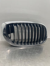 Load image into Gallery viewer, GRILLE BMW 330i 325i 2004 04 2005 05 2006 06 Coupe Upper Right - NW411500