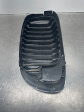 Load image into Gallery viewer, GRILLE BMW 330i 325i 2004 04 2005 05 2006 06 Coupe Upper Right - NW411500