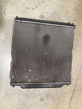 Load image into Gallery viewer, RADIATOR Ford F250SD Pickup F350SD Pickup 2006 06 2007 07 - NW419601