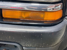 Load image into Gallery viewer, PARKLAMP Blazer S10 S15 Sonoma 1998 98 1999 99 00 01 02 03 04 05 Left - NW452285