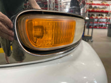 Load image into Gallery viewer, PARKLAMP Sierra 1500 3500 2500 Yukon 1999 99 00 01 02 03 04 05 06 07 Right - NW452288