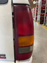 Load image into Gallery viewer, TAIL LIGHT LAMP ASSEMBLY Silverado 1500 Pickup Silverado 2500 99-03 Right - NW452534