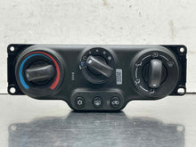 Load image into Gallery viewer, Temperature Controls Chevrolet Equinox 2005 - NW464808