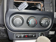 Load image into Gallery viewer, TEMPERATURE CONTROLS Caliber Compass Patriot 2011-2016 - NW467734