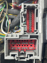 Load image into Gallery viewer, FUSE BOX Land Rover Evoque 12 13 14 15 16 17 - NW470649