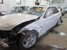 Load image into Gallery viewer, WINDSHIELD WIPER TRANSMISSION 528D 528i 535i 550i 740i 740il 750 09-15 - 826072