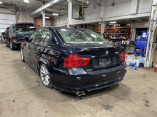 Load image into Gallery viewer, 2010 BMW 328i Floor Shifter - 1100546