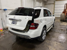 Load image into Gallery viewer, FRONT KNEE ML320 ML350 ML450 ML500 ML550 ML63 2006-2011 Left - 1111169